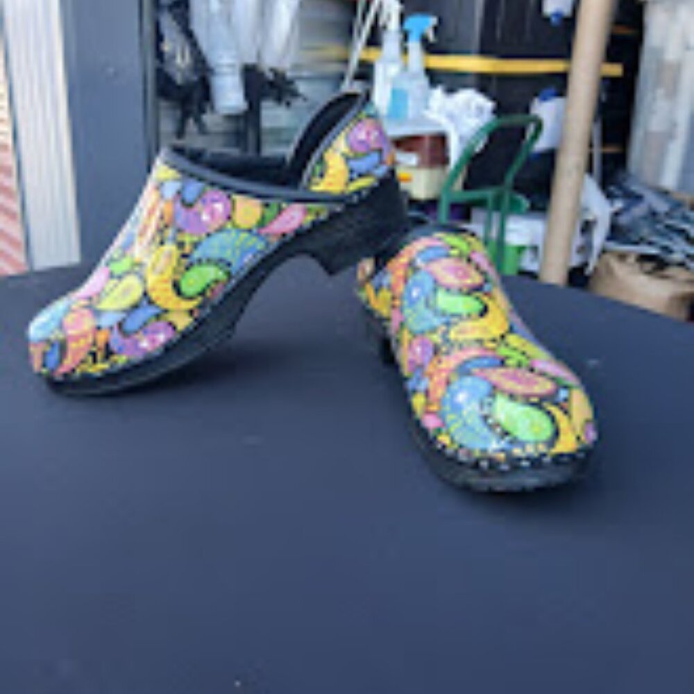 42 Sweden Slip Resistant Abstract Clogs